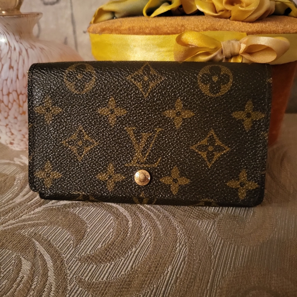 Authentic Louis Vuitton Monogram Bifold wallet, Preloved